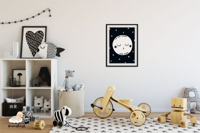 śpiący księżyc na tle gwieździstego nieba – plakat dla dzieci