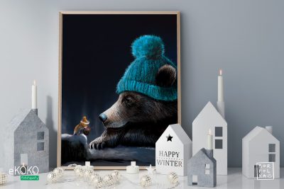 miś i mysz w zimowych czapkach na tle nocnego nieba – artystyczny plakat