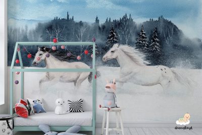 galopujące konie w śnieżnej scenerii - fototapeta dla dzieci