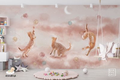 trzy koty bawią się kolorowymi kłębkami włóczki na beżowym tle – fototapeta dla dzieci